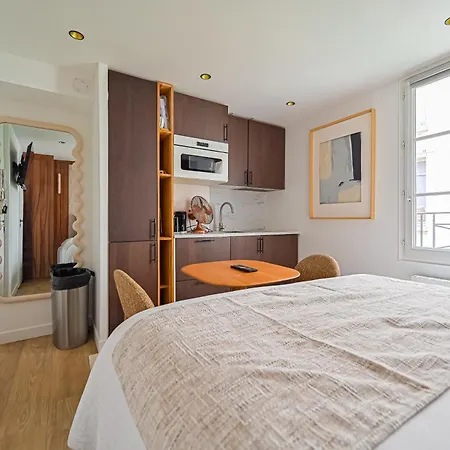 Cosy Champs Elysee Apartament *
